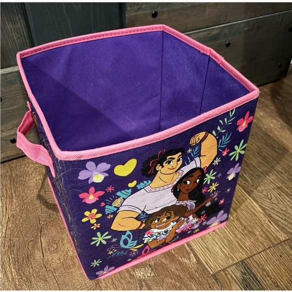 Disney Encanto Lot with Dress, Tee, and Storage Cube - Picture 15 of 16